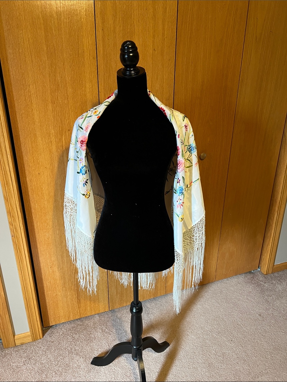 VTG. Marshall Fields &Co. globetrotter piano shawl. Embroidered, Made in Spain - Picture 2 of 11